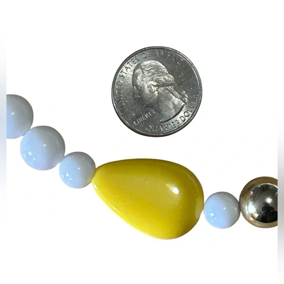 Elegant White and Yellow Beaded Vintage Necklace - Picture 4 of 6